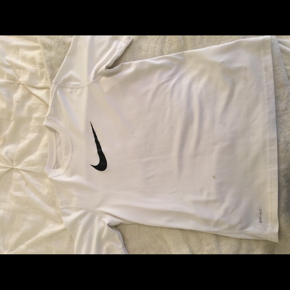 nike white and black athletic shirt